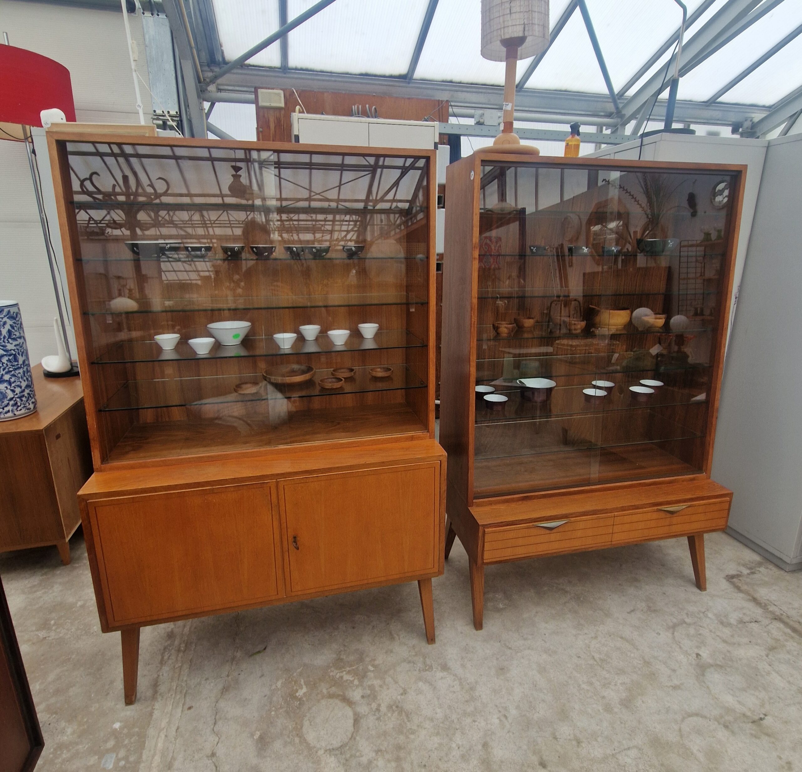 Twee vintage vitrinekasten 100cm met glazen platen - Afbeelding 3