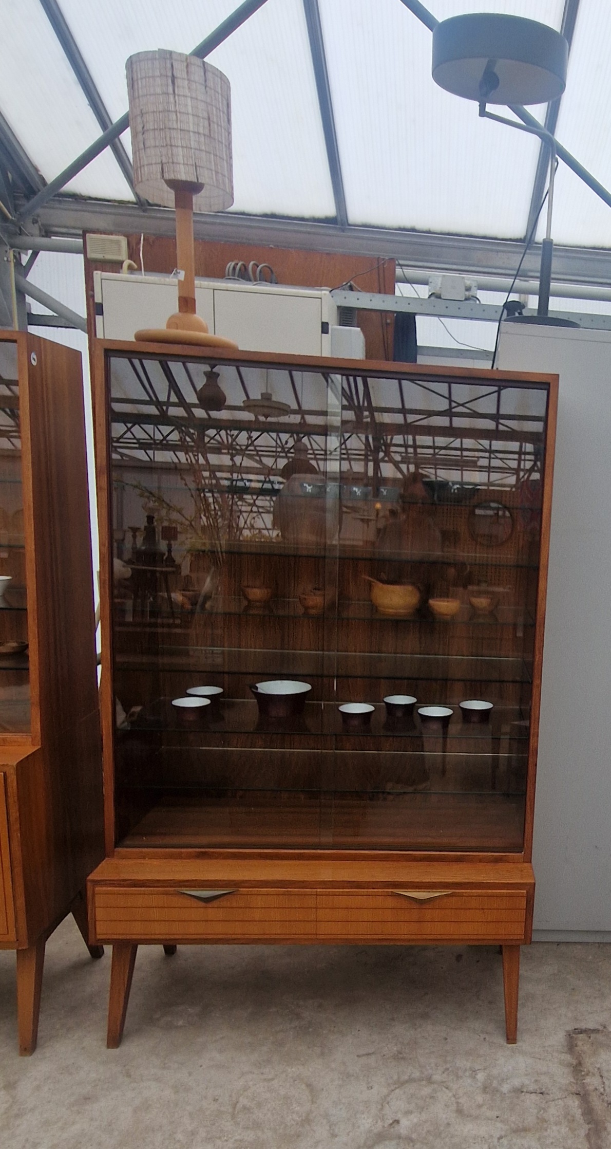 Twee vintage vitrinekasten 100cm met glazen platen - Afbeelding 12