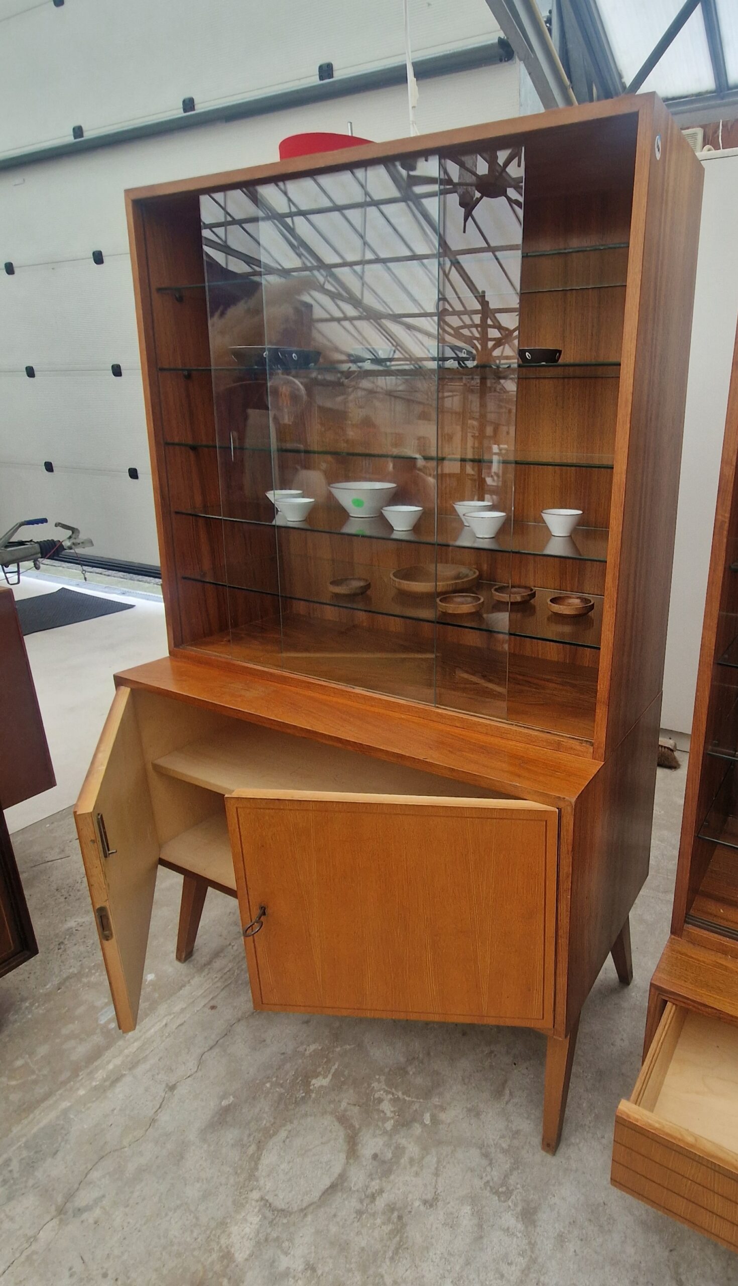 Twee vintage vitrinekasten 100cm met glazen platen - Afbeelding 11