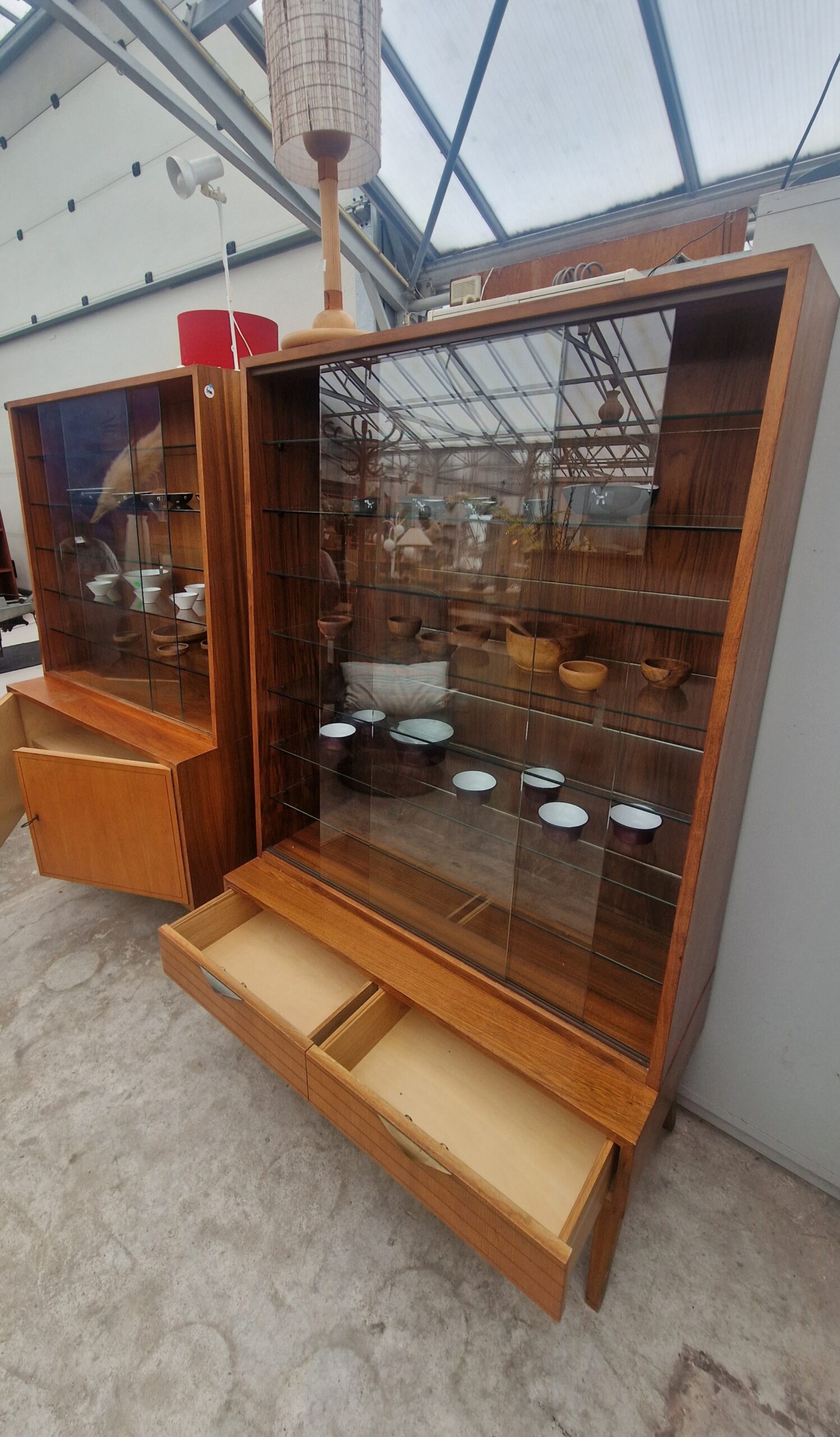 Twee vintage vitrinekasten 100cm met glazen platen - Afbeelding 10