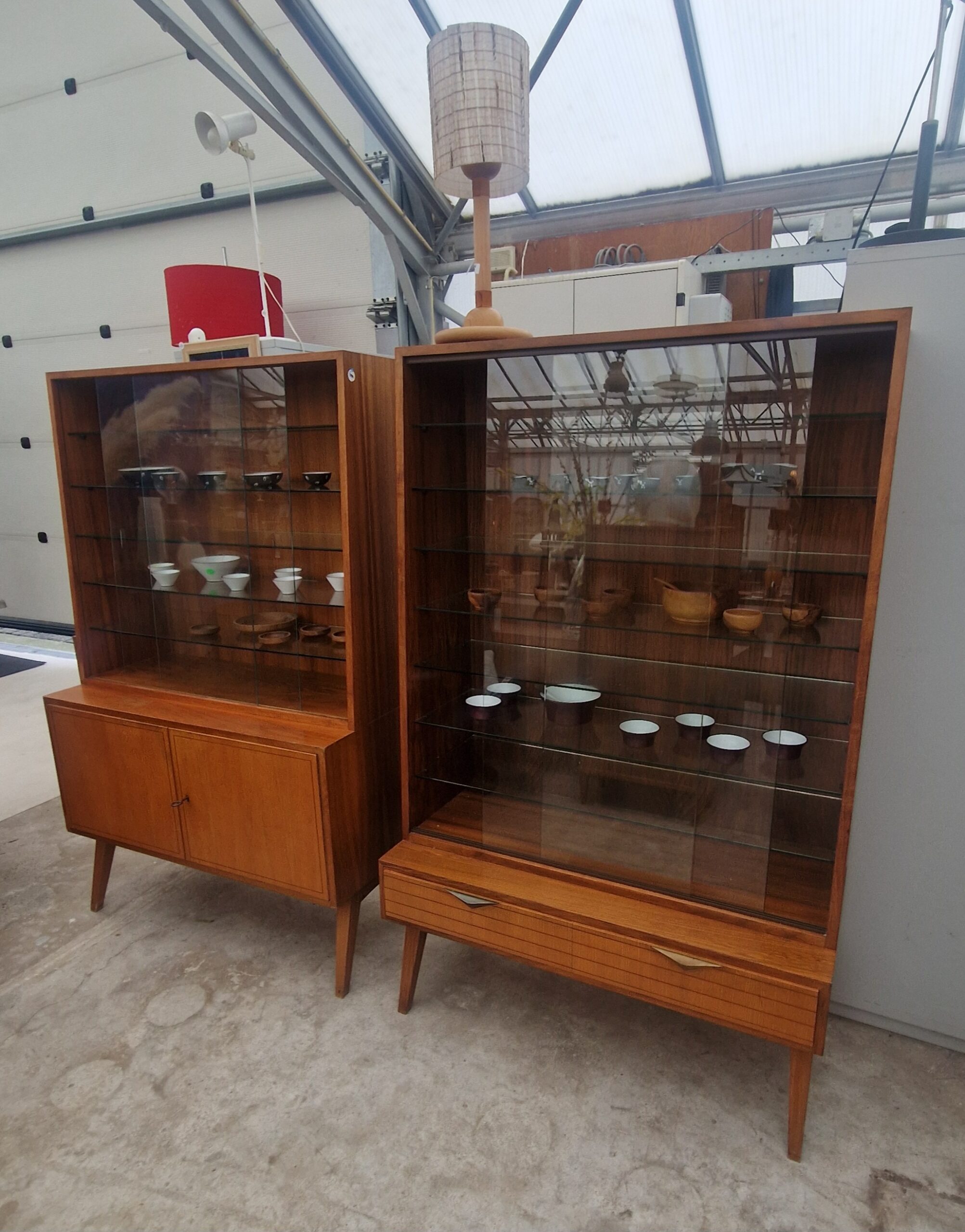 Twee vintage vitrinekasten 100cm met glazen platen - Afbeelding 4