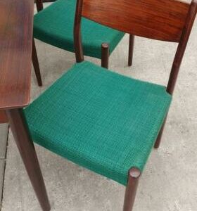 Vintage tafel en vier stoelen